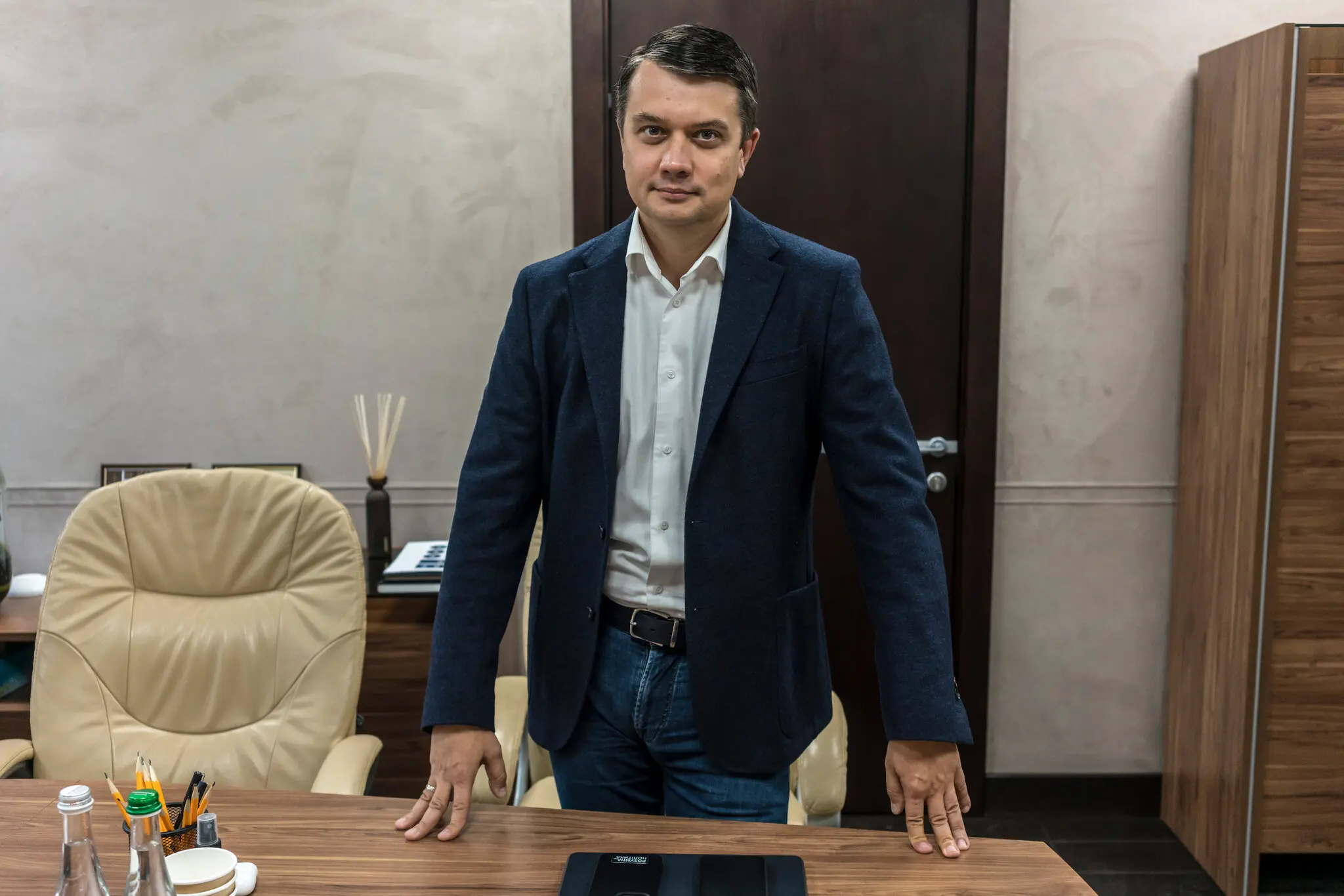 Дмитро Разумков, політик, який розійшовся з паном Зеленським у 2021 році і зараз очолює опозиційну фракцію в парламенті, заявив, що балотуватиметься в президенти, якщо вибори відбудуться.